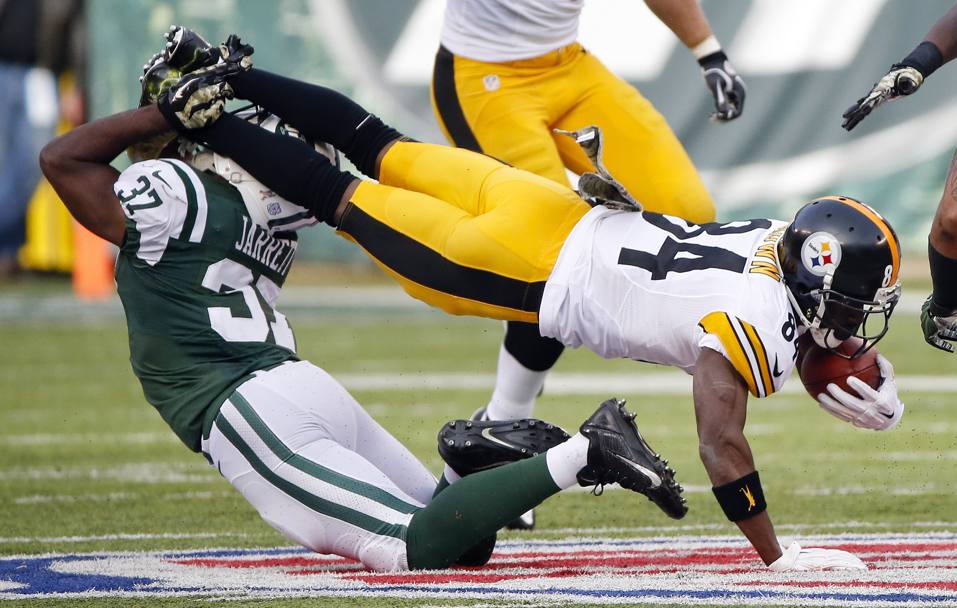 Contatto acrobatico tra Jaiquawn Jarrett e Antonio Brown, durante il primo tempo del match di Nfl tra New York Jets e Pittsburgh Steelers, a East Rutherford. (Ap)